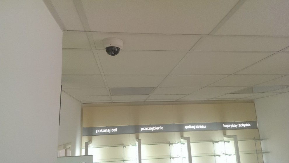 Kamera kopułkowa IP pod sufitem sali sprzedaży – apteka szpitalna w Szamotułach