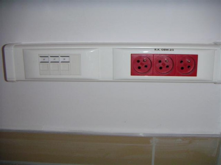 Kanał kablowy z gniazdami RJ45 i zasilania dedykowanego – AUTO BRUNO, Szczecin