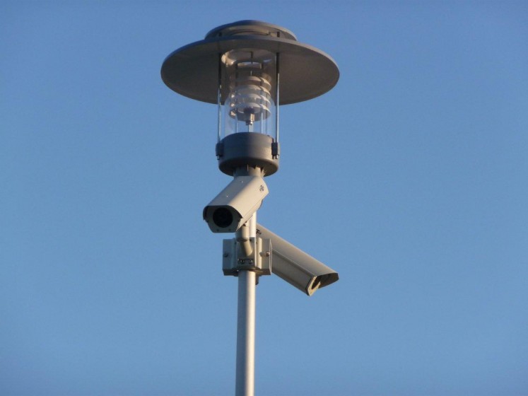 Kamery CCTV na słupie oświetleniowym przy salonie – Auto Studio, Łódź