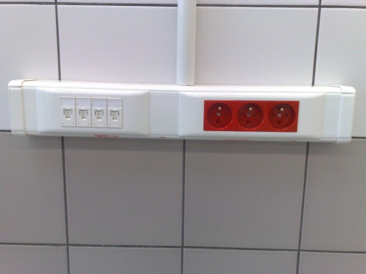 Kanał kablowy z gniazdami RJ45 i zasilania dedykowanego – Auto Studio, Łódź