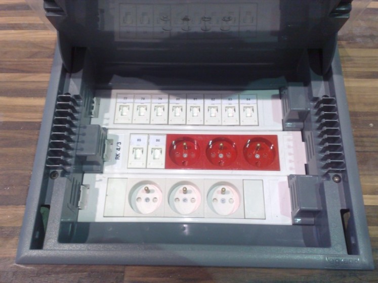Puszka podłogowa z gniazdami zasilania i RJ45 – Auto Studio, Łódź