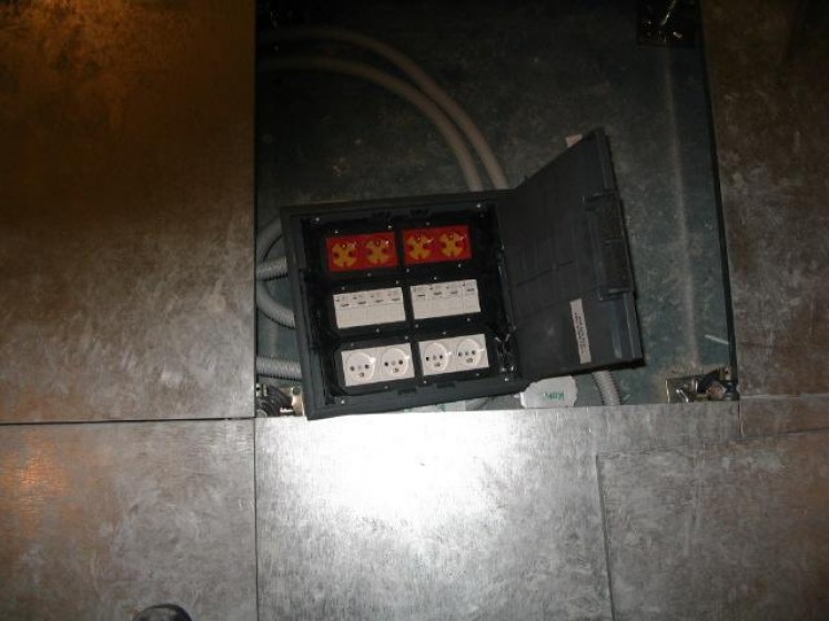 Puszka z gniazdami zasilania i RJ45 w podłodze technicznej – Bank Spółdzielczy Bytów