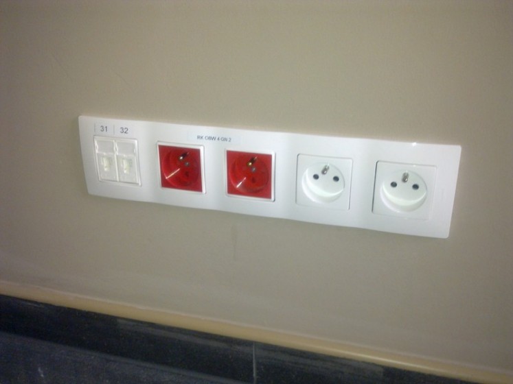 Gniazda RJ45 oraz gniazda zasilania dedykowanego i ogólnego – Bank Spółdzielczy w Raszkowie