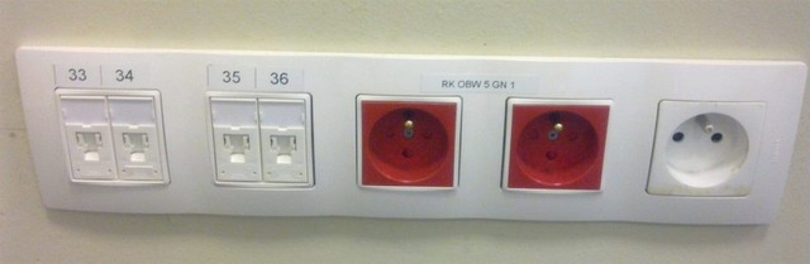 Zestaw gniazd przy stanowisku pracy – Bank Spółdzielczy w Raszkowie