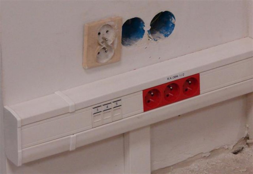 Kanał kablowy z gniazdami zasilania dedykowanego i RJ45 – Bank Spółdzielczy Witkowo, oddział Przedecz