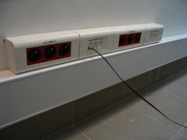Kanał kablowy z gniazdami zasilania dedykowanego i RJ45 – Bank Spółdzielczy w Wołczynie