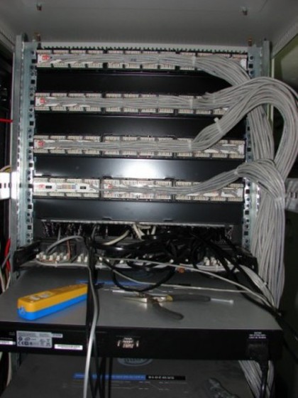 Szafa rack z panelami krosowymi – Bank Spółdzielczy w Wołczynie