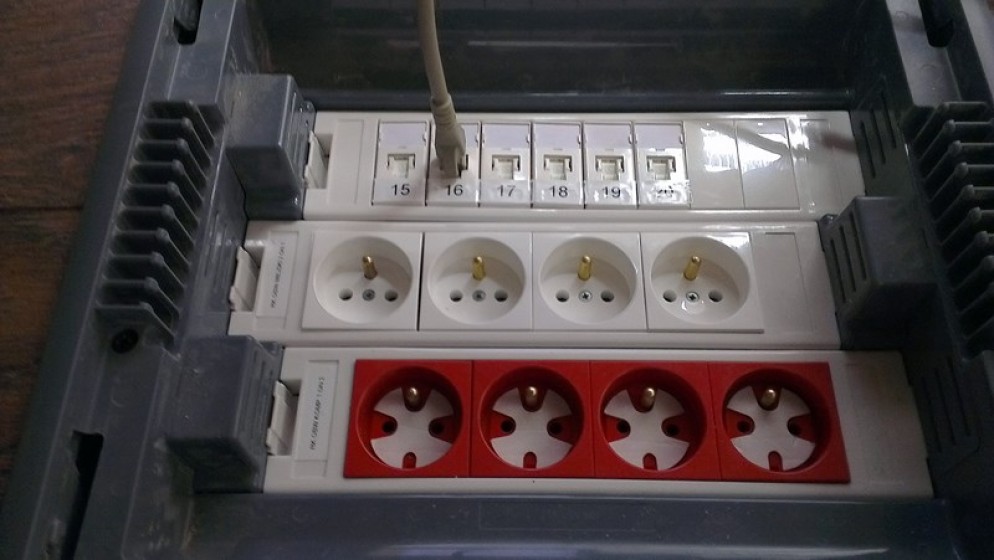 Puszka z gniazdami zasilania dedykowanego, ogólnego i RJ45 – EDP Renewables Polska