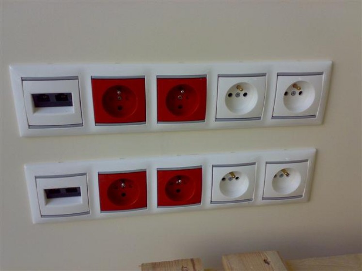 Zestawy gniazd Legrand z zasilaniem dedykowanym i RJ45 – ETOS, Poznań