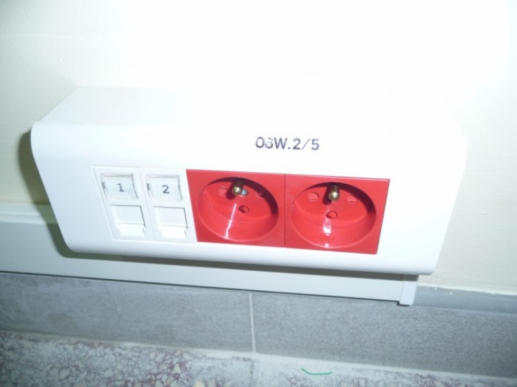 Kanał kablowy z gniazdami RJ45 i zasilania dedykowanego – Eurocash, Ostrów Wlkp.