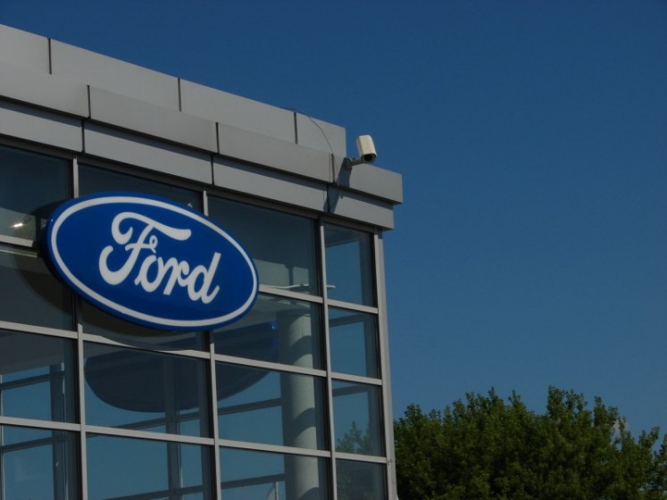 Kamera CCTV przy logo Ford na elewacji salonu – Warszawa