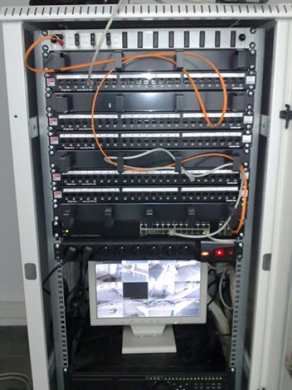 Szafa rack z rejestratorem i monitorem podglądu – salon Mazda, Warszawa