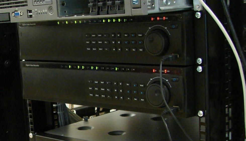 Cyfrowe rejestratory obrazu monitoringu CCTV – salon Ford i Mazda, Warszawa