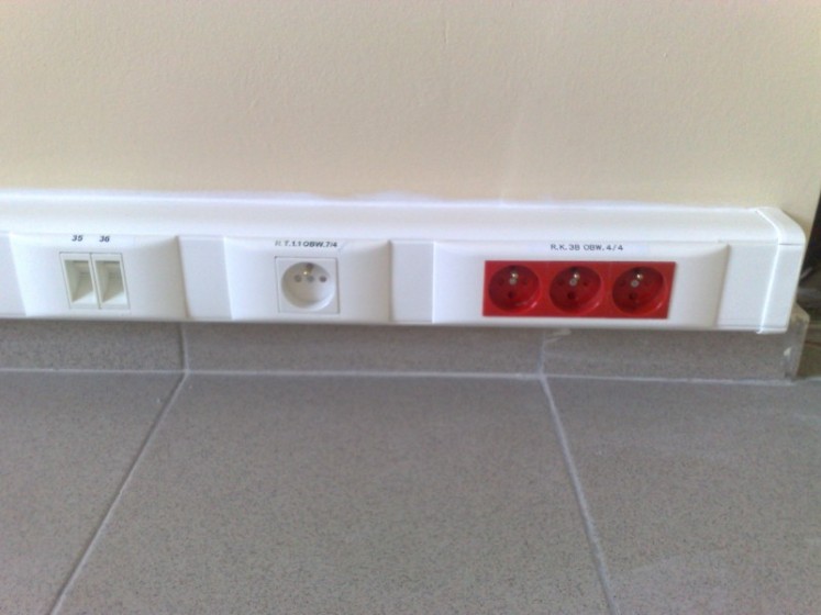 Kanał kablowy z gniazdami RJ45 i zasilania dedykowanego – ILiM, Poznań