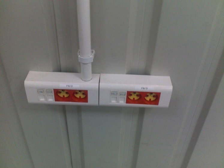 Gniazda RJ45 i zasilania dedykowanego na ścianie hali – INVESTA, Poznań