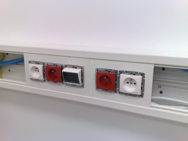 Gniazda zasilania dedykowanego i ogólnego z gniazdami RJ45 w kanale – KOEHL GmbH