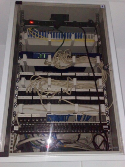 Szafa rack punktu dystrybucyjnego z urządzeniami – KOEHL GmbH