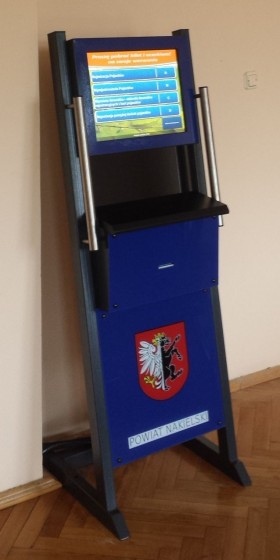 Biletomat z ekranem dotykowym i drukarką biletów – Starostwo Powiatowe w Nakle nad Notecią