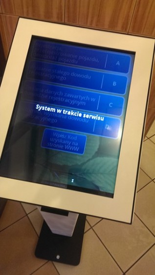 Infokiosk z ekranem dotykowym do pobierania biletów – Starostwo Powiatowe w Pabianicach