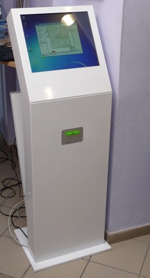 Infokiosk z ekranem dotykowym i drukarką biletów – PGNiG Wrocław
