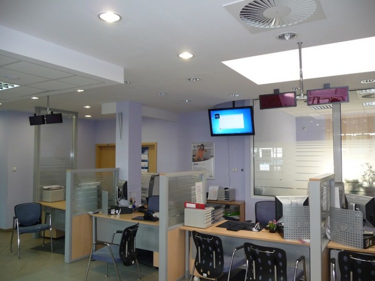 Sala obsługi klienta z wyświetlaczami stanowiskowymi i wyświetlaczem LCD – PGNiG Wrocław