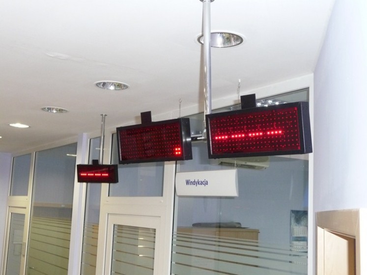 Podwieszane wyświetlacze stanowiskowe LED – PGNiG Wrocław