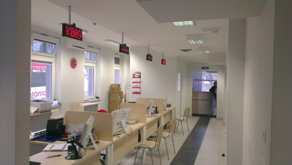 Sala rejestracji dawców z wyświetlaczami stanowiskowymi – Regionalne Centrum Krwiodawstwa i Krwiolecznictwa w Poznaniu