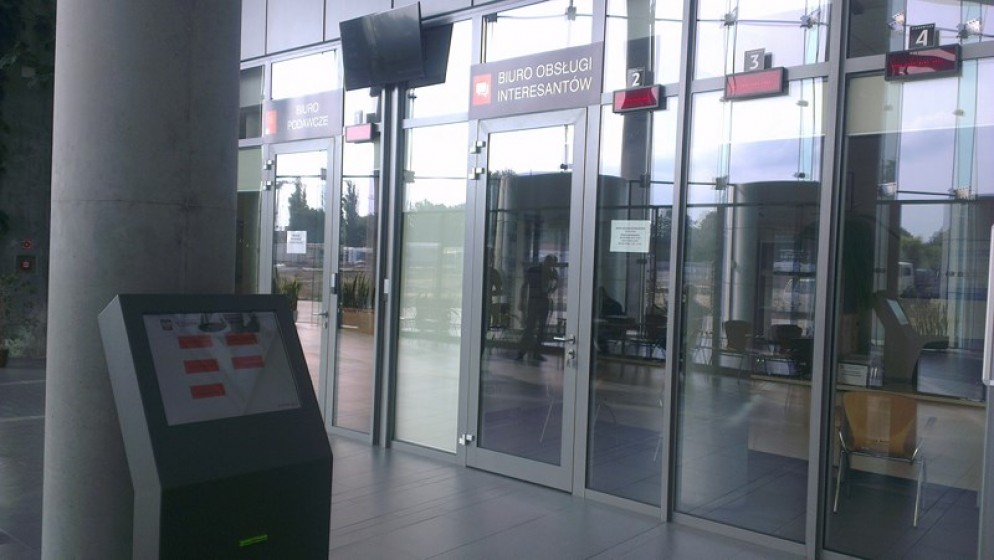 Infokiosk systemu kolejkowego w holu przed biurami obsługi – Sąd Rejonowy w Rzeszowie