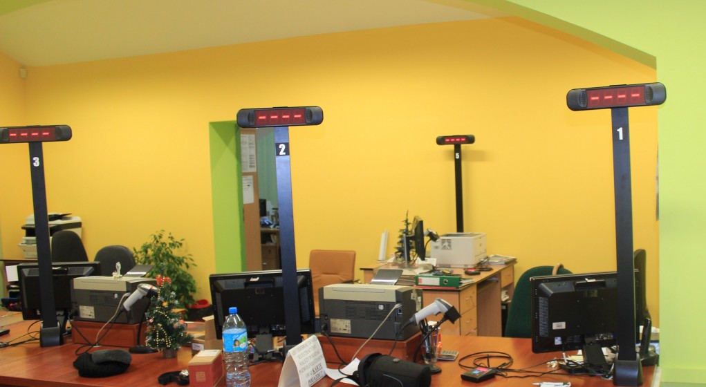 Sala obsługi z wyświetlaczami stanowiskowymi systemu kolejkowego – Starostwo Powiatowe w Ząbkowicach Śląskich