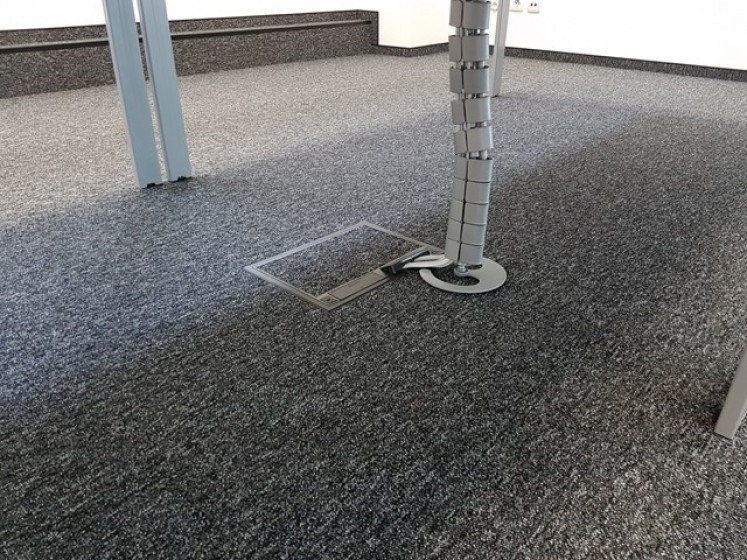 Puszka podłogowa przy kolumnie w salonie – Mercedes-Benz, Łódź