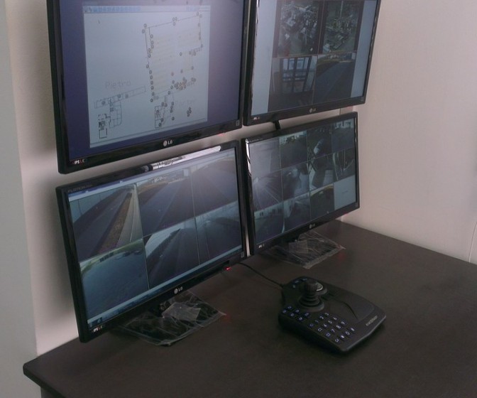 Stanowisko operatora monitoringu z monitorami i pulpitem sterowania kamerami – zakład pod Poznaniem