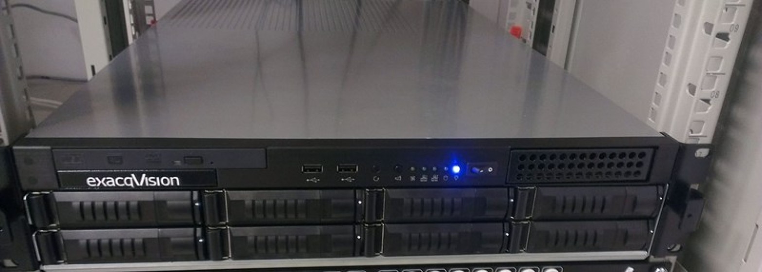 Serwer zapisu exacqVision Pro w szafie rack – zakład pod Poznaniem