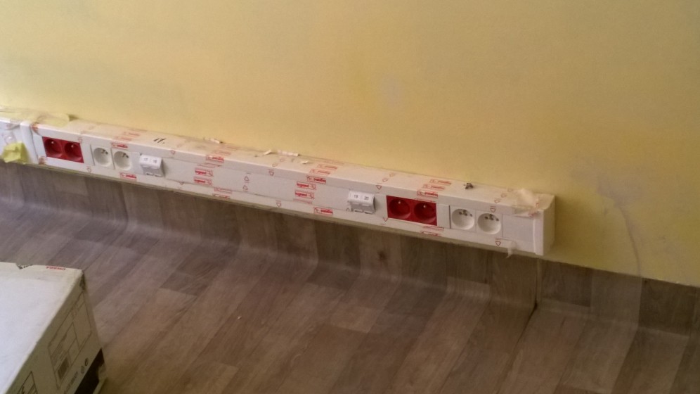 Kanał kablowy z gniazdami zasilania dedykowanego i RJ45 – MOPR w Poznaniu