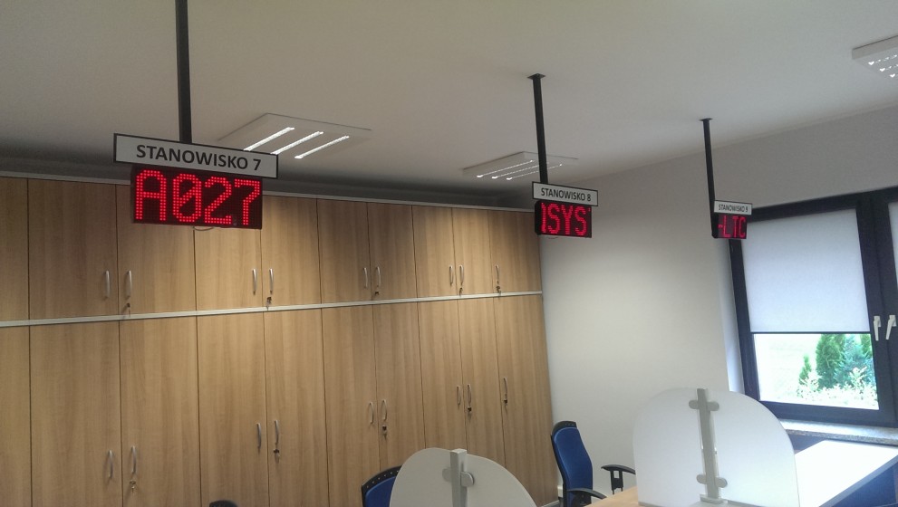 Podwieszane wyświetlacze stanowiskowe LED w strefie obsługi interesantów – NFZ w Poznaniu