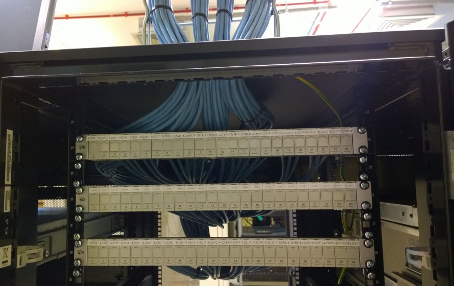 Szafa rack z nowymi liniami S/FTP kat. 6A w serwerowni – NFZ w Poznaniu