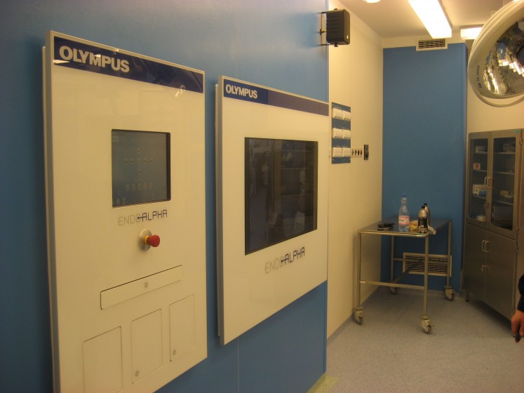 Panele ścienne systemu ENDOALPHA z monitorami – sala operacyjna USK w Białymstoku