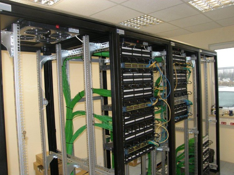 Rząd szaf rack z okablowaniem – PEPCO Poland, Poznań