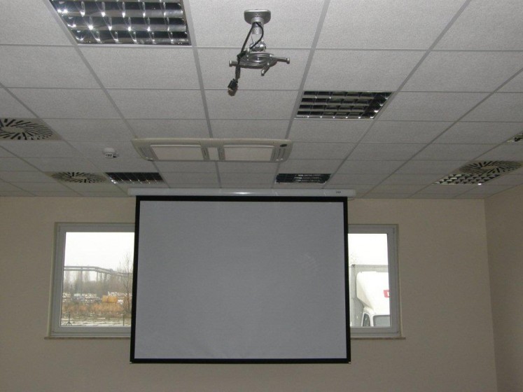 Sala szkoleniowa z ekranem elektrycznym i projektorem – PEPCO Poland, Poznań