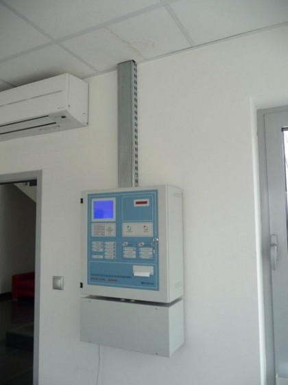 Centrala sygnalizacji pożaru w pomieszczeniu technicznym – system Polon-Alfa 4900
