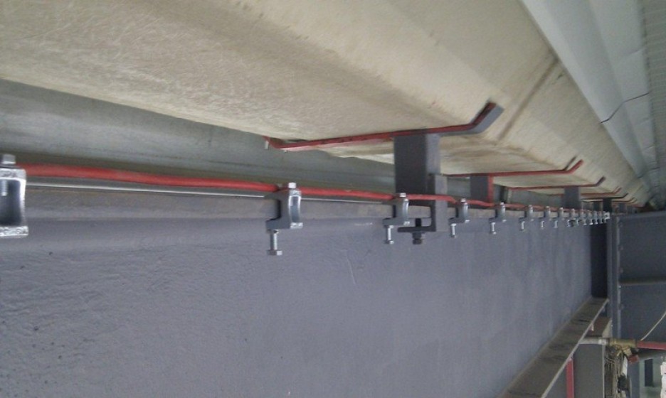 Trasy kablowe linii dozorowych pod stropem hali – system Polon-Alfa 4900