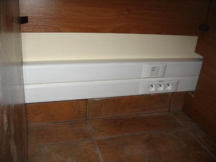Kanał kablowy z gniazdami zasilania i RJ45 przy stanowiskach – REMES, Opalenica