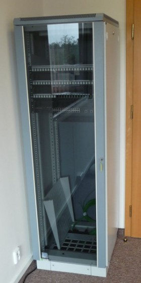 Szafa rack głównego punktu dystrybucyjnego – Schiever Polska