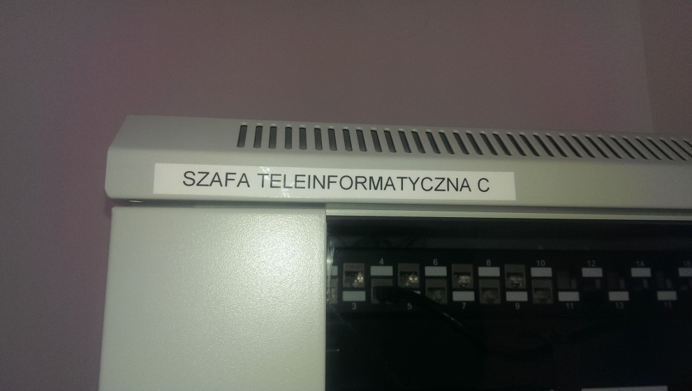 Opisana szafa teleinformatyczna – Schiever Polska