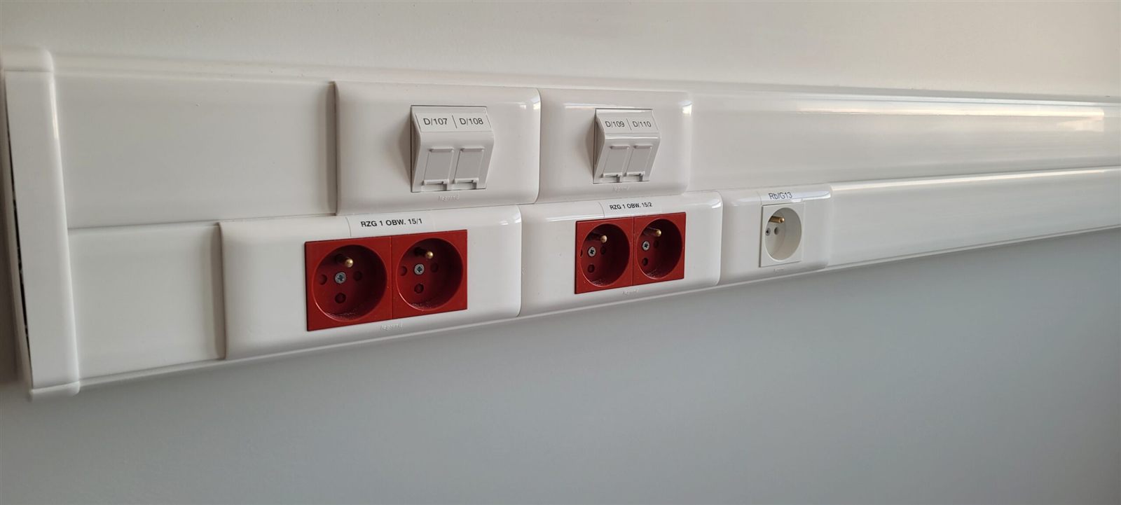 Kanał kablowy z gniazdami RJ45 i czerwonymi gniazdami zasilania dedykowanego – Sokołów S.A., Robakowo