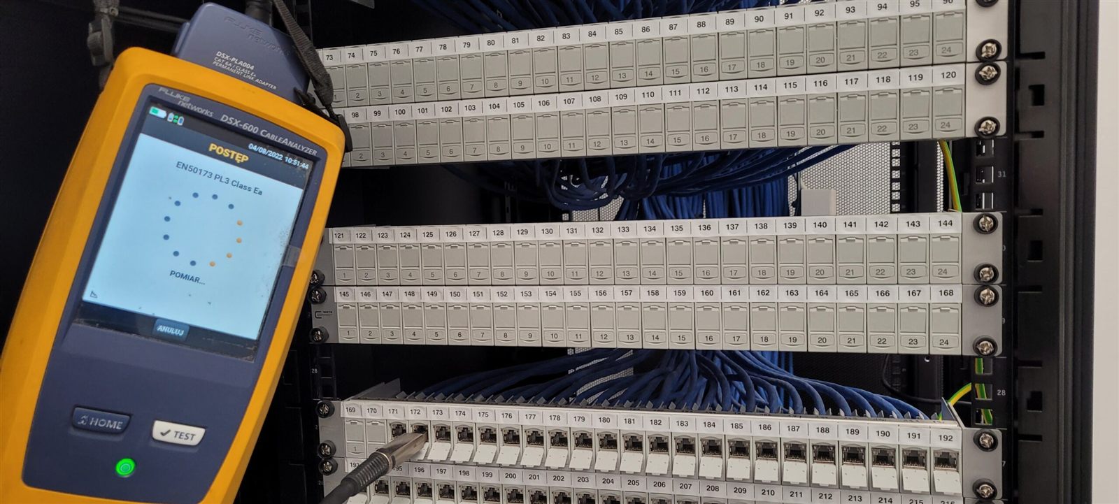 Szafa rack i okablowanie w zakładzie Sokołów S.A. w Robakowie