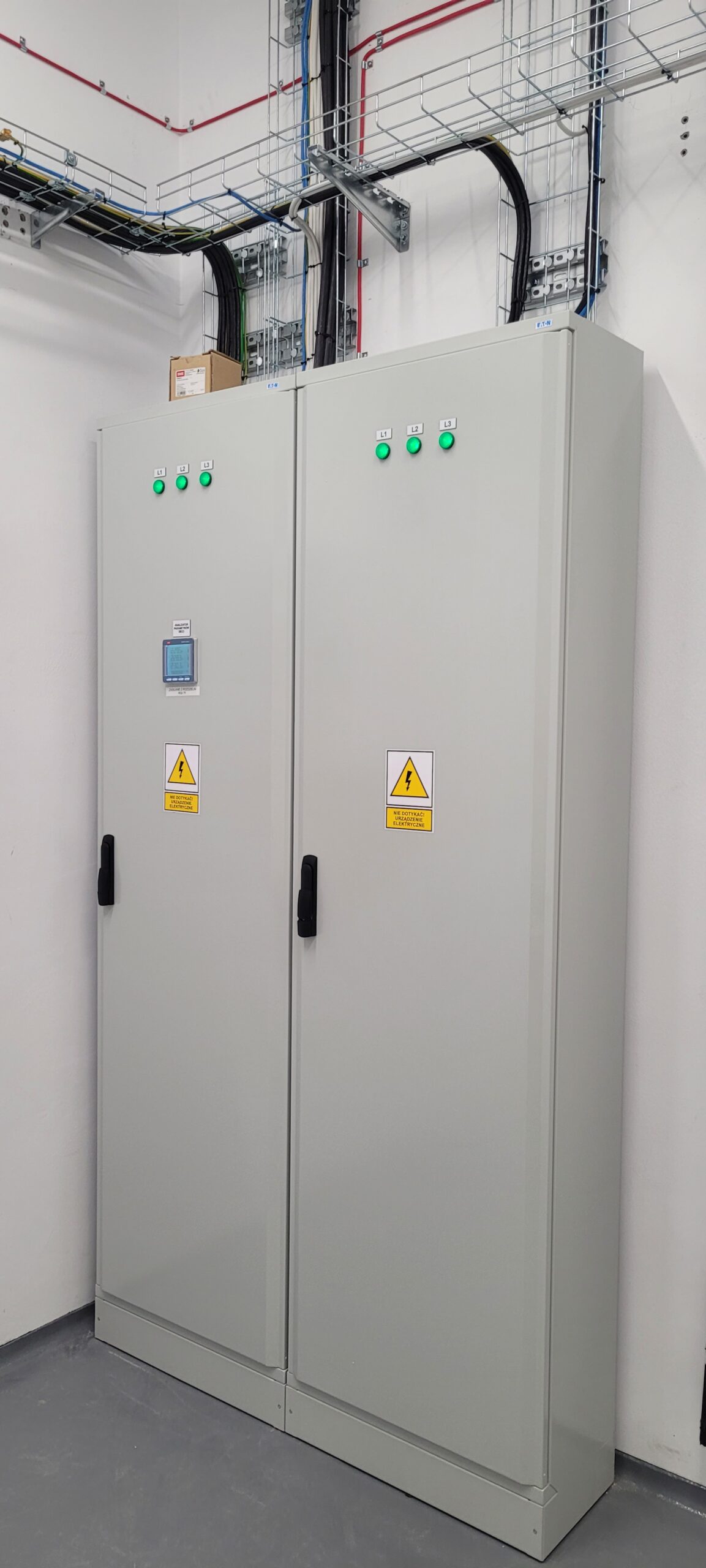 Szafy rozdzielnic elektrycznych w części administracyjnej zakładu – Sokołów S.A., Robakowo