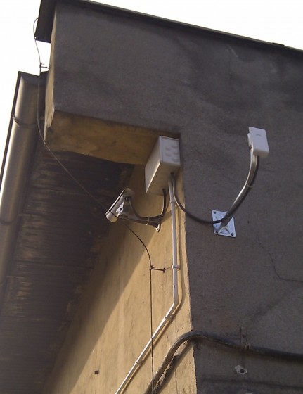 Kamera IP na narożniku budynku – Stomil Poznań