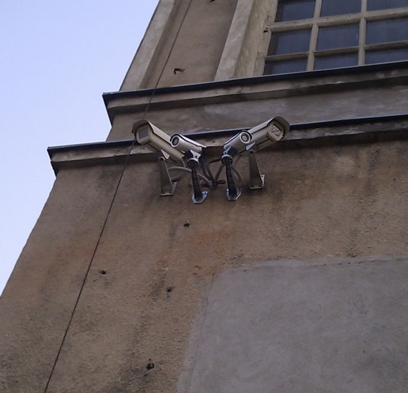 Para kamer IP na wysokiej elewacji budynku – Stomil Poznań