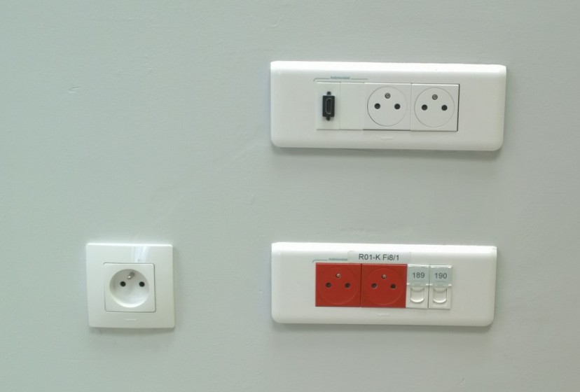 Gniazda RJ45 i gniazda zasilania dedykowanego – Szpital Św. Wojciecha