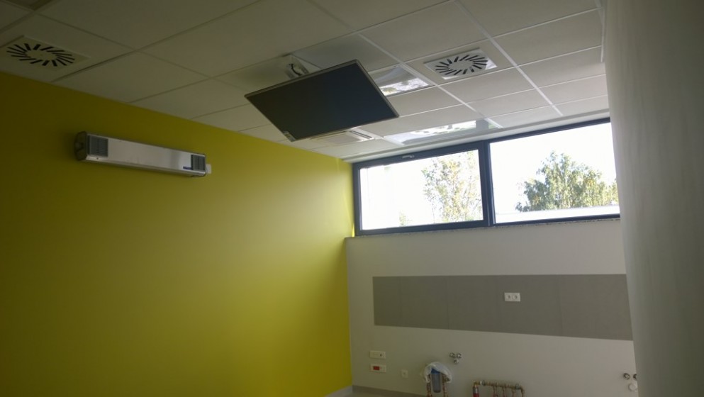 Sala chorych z odbiornikiem telewizji cyfrowej – Szpital Św. Wojciecha